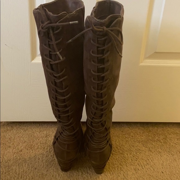 Back race up brown boots . - Picture 2 of 7